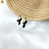 Créoles en acier inoxydable doré pour femme avec perles de rocailles et agate noire. Bijou fait main