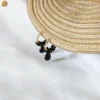 Créoles en acier inoxydable doré pour femme avec perles de rocailles et agate noire. Bijou fait main