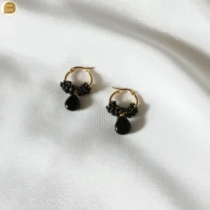 Créoles en acier inoxydable doré pour femme avec perles de rocailles et agate noire. Bijou fait main