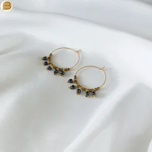 Créoles en acier inoxydable perles de rocailles noires. Un bijou fait main.