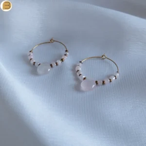 Créoles en acier inoxydable pierres naturelles Quartz rose et perles de verre. Un bijou fait main.