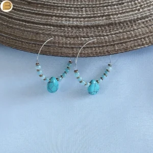 Créoles en acier inoxydable pierres naturelles turquoise et perles. Un bijou fait main.