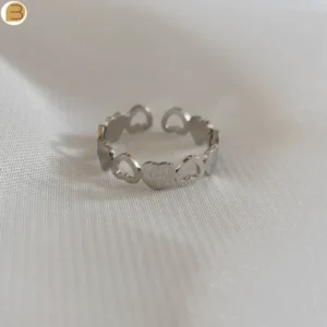 Bague ouverte réglable cœurs en acier inoxydable effet miroir.